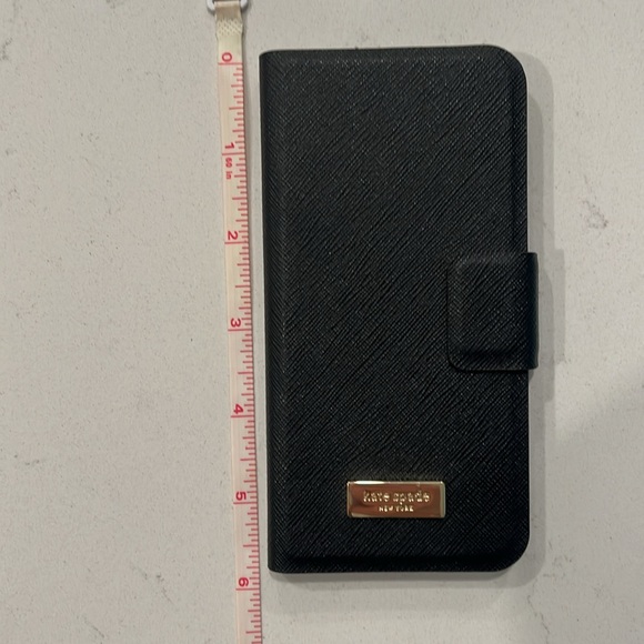Kate spade phone case with magnetic closure - Picture 5 of 7